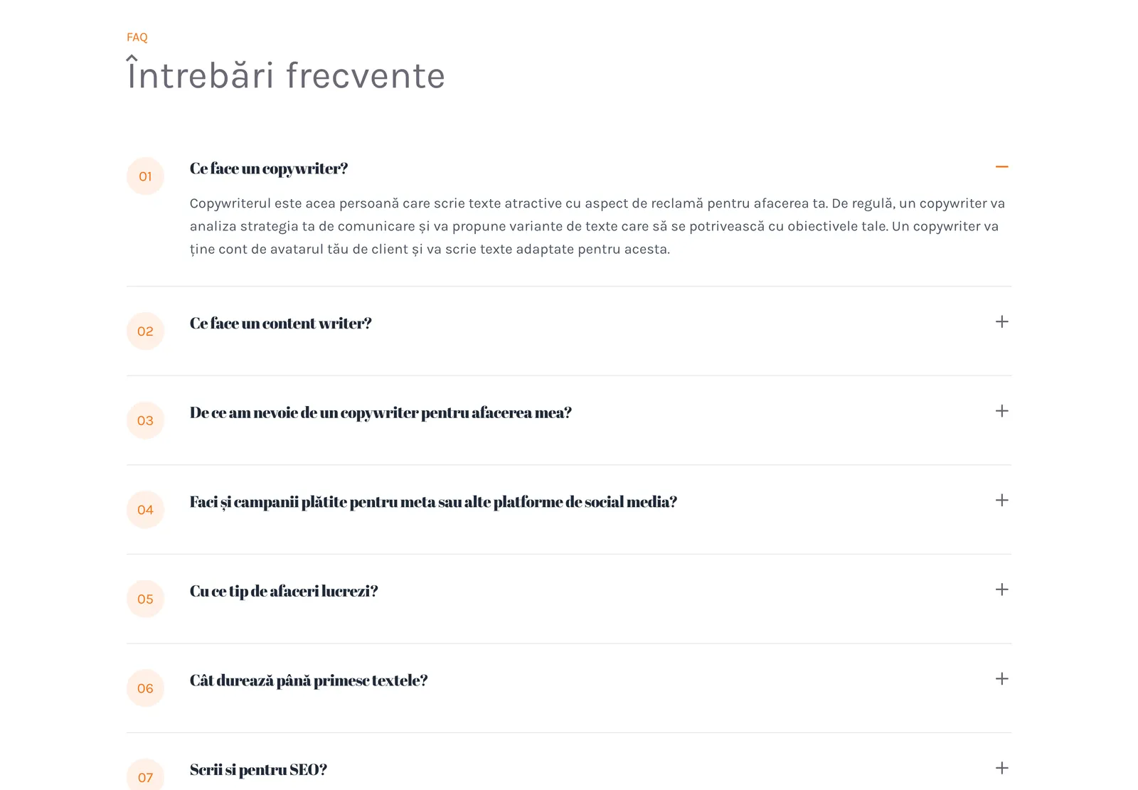 Lista de întrebări frecvente de pe pagina de start, cu răspunsul la „Ce face un copywriter?” deschis