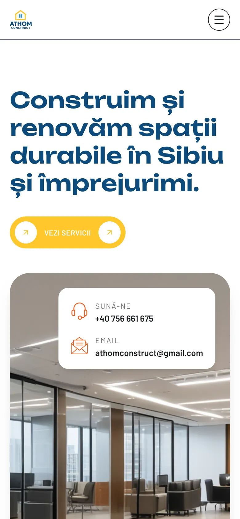 Pagina de start athomconstruct.ro pe telefon, cu titlul Construim și renovăm spații durabile în Sibiu și împrejurimi