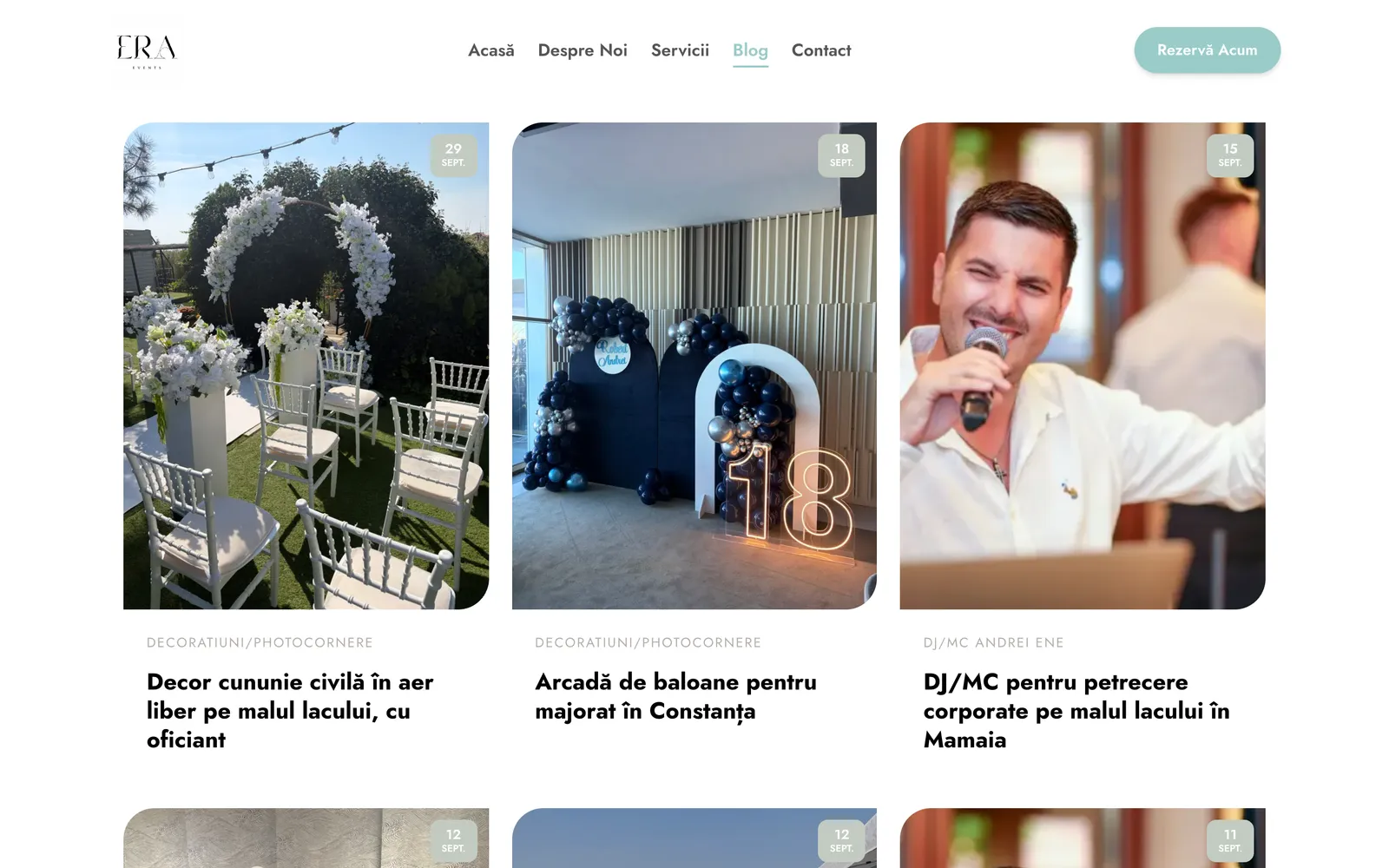 Pagina Blog de pe era-events.ro, cu articole despre un decor de cununie civilă, o arcadă de baloane pentru majorat și un DJ la o petrecere corporate