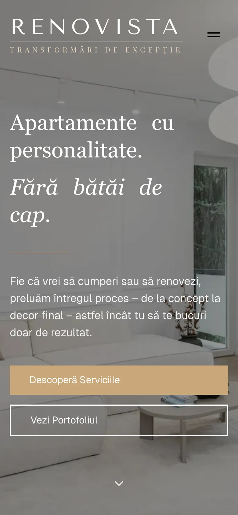 Pagina de start renovista.ro pe telefon, cu titlul „Apartamente cu personalitate. Fără bătăi de cap.” și două butoane